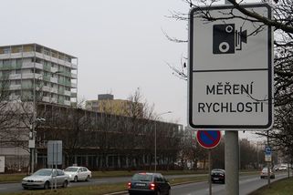 Podraz na řidiče v Plzni. Město vybíralo pokuty i na neoznačených úsecích - Novinky